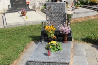 Uctění památky na místním hřbitově v Opařanech.