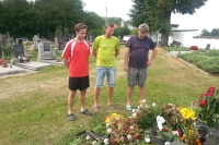 Uctění památky na místním hřbitově v Opařanech.