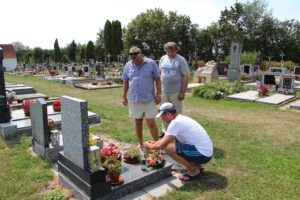 Uctění památky na místním hřbitově v Opařanech